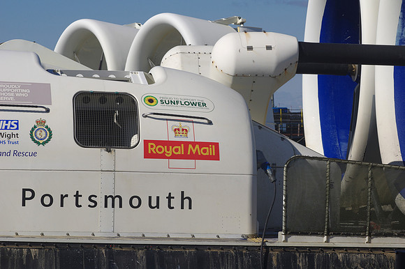 Two_hovercraft_close